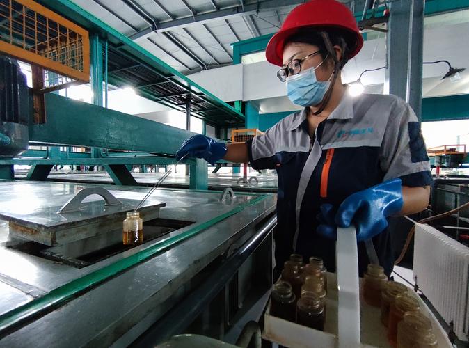 7月12日,中稀天马新材料科技股份萃取车间,工人正在取样.